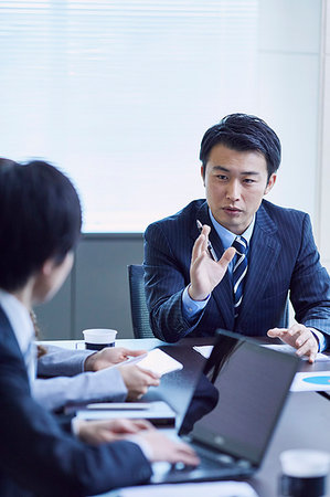 simsearch:622-09236268,k - Japanese businesspeople in a meeting Foto de stock - Sin royalties Premium, Código: 622-09180799