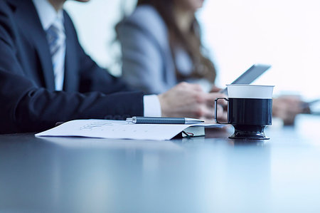 pen two hands - Japanese businesspeople in a meeting Stock Photo - Premium Royalty-Free, Code: 622-09180803