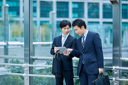 sales person with a tablet - Japanese businesspeople downtown Tokyo Stock Photo - Premium Royalty-Free, Code: 622-09180934