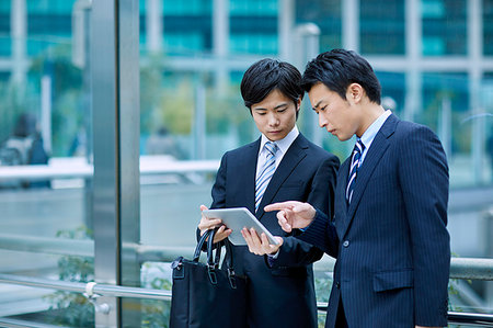 sales person with a tablet - Japanese businesspeople downtown Tokyo Stock Photo - Premium Royalty-Free, Code: 622-09180933