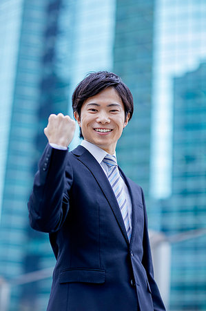 simsearch:622-09181256,k - Japanese businessman downtown Tokyo Foto de stock - Sin royalties Premium, Código: 622-09180945