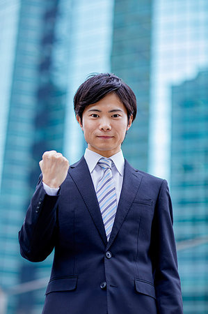 simsearch:622-09181256,k - Japanese businessman downtown Tokyo Foto de stock - Sin royalties Premium, Código: 622-09180943