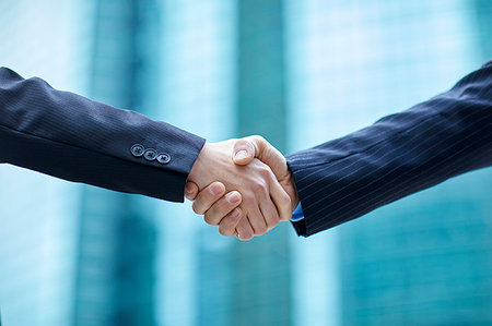 Japanese businesspeople shaking hands downtown Tokyo Stock Photo - Premium Royalty-Free, Code: 622-09180956