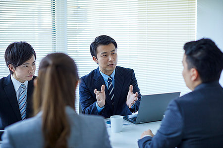 simsearch:622-09236268,k - Japanese businesspeople in a meeting Foto de stock - Sin royalties Premium, Código: 622-09180963