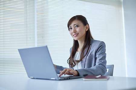 simsearch:622-09181292,k - Japanese businesswoman in the office Stockbilder - Premium RF Lizenzfrei, Bildnummer: 622-09181013