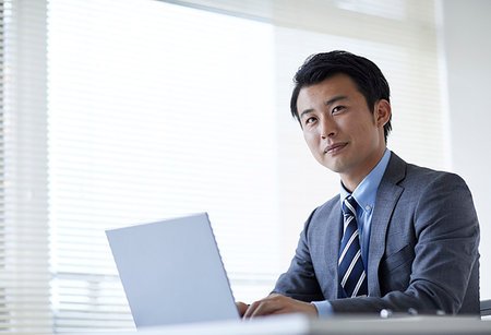 simsearch:622-09014041,k - Japanese businessman in the office Foto de stock - Royalty Free Premium, Número: 622-09181055