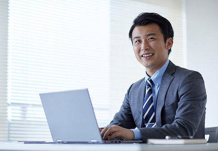 simsearch:622-09014041,k - Japanese businessman in the office Foto de stock - Royalty Free Premium, Número: 622-09181056