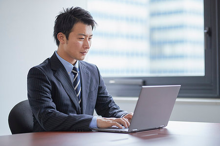 simsearch:622-09014041,k - Japanese businessman in the office Foto de stock - Royalty Free Premium, Número: 622-09181114