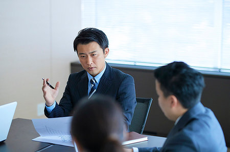 simsearch:622-09236268,k - Japanese businesspeople in a meeting Foto de stock - Sin royalties Premium, Código: 622-09181128