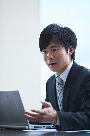 simsearch:622-09181180,k - Japanese businessman in the office Photographie de stock - Premium Libres de Droits, Code: 622-09181156