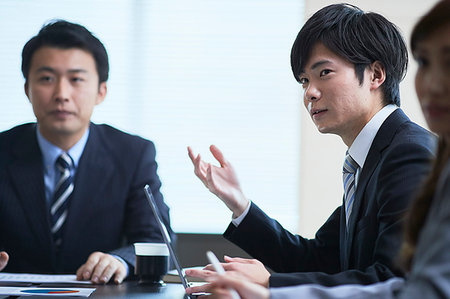 simsearch:622-09236268,k - Japanese businesspeople in a meeting Foto de stock - Sin royalties Premium, Código: 622-09181161