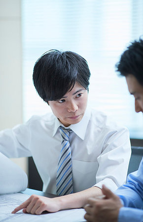 simsearch:622-09181256,k - Japanese businesspeople in a meeting Foto de stock - Sin royalties Premium, Código: 622-09181179