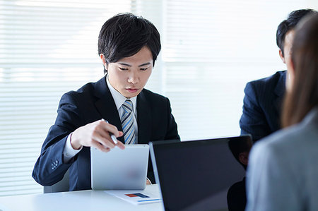 simsearch:622-09236268,k - Japanese businesspeople in a meeting Foto de stock - Sin royalties Premium, Código: 622-09181268