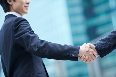 Japanese businesspeople shaking hands downtown Tokyo Stock Photo - Premium Royalty-Free, Code: 622-09181261