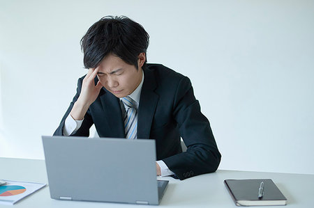 simsearch:6102-05802624,k - Japanese businessman in the office Stock Photo - Premium Royalty-Free, Code: 622-09181311