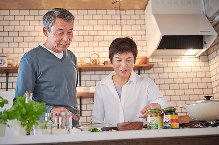 simsearch:622-09181400,k - Japanese senior couple in the kitchen Foto de stock - Royalty Free Premium, Número: 622-09181328