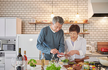 simsearch:622-09181400,k - Japanese senior couple in the kitchen Foto de stock - Royalty Free Premium, Número: 622-09181329