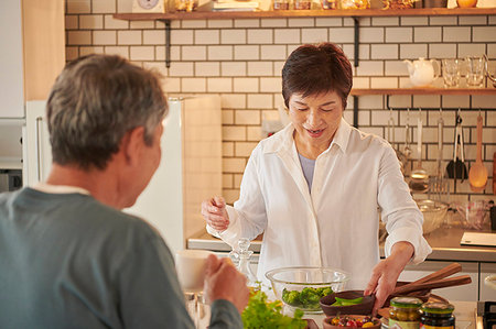 Japanese senior couple in the kitchen Stock Photo - Premium Royalty-Free, Code: 622-09181334