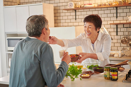 simsearch:622-09181400,k - Japanese senior couple in the kitchen Foto de stock - Royalty Free Premium, Número: 622-09181337
