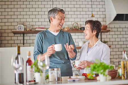 simsearch:622-09181400,k - Japanese senior couple in the kitchen Foto de stock - Royalty Free Premium, Número: 622-09181354