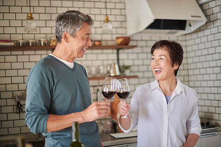 simsearch:622-09181400,k - Japanese senior couple in the kitchen Foto de stock - Royalty Free Premium, Número: 622-09181375