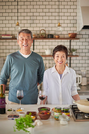 simsearch:622-09181400,k - Japanese senior couple in the kitchen Foto de stock - Royalty Free Premium, Número: 622-09181382