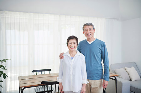 simsearch:622-09181400,k - Japanese senior couple in the living room Foto de stock - Royalty Free Premium, Número: 622-09181407