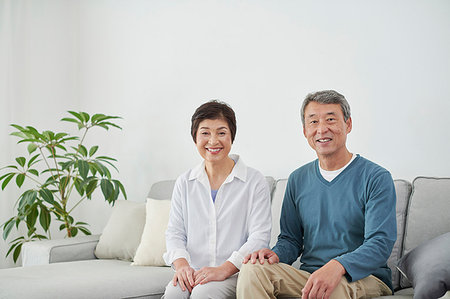 simsearch:622-09181400,k - Japanese senior couple on the sofa Foto de stock - Royalty Free Premium, Número: 622-09181410