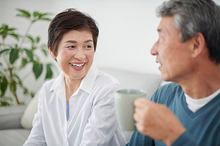 simsearch:622-09181400,k - Japanese senior couple on the sofa Foto de stock - Royalty Free Premium, Número: 622-09181411