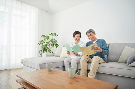 simsearch:622-09181400,k - Japanese senior couple on the sofa Foto de stock - Royalty Free Premium, Número: 622-09181413