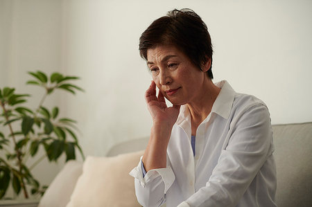 simsearch:6108-05867434,k - Japanese senior woman on the sofa Photographie de stock - Premium Libres de Droits, Code: 622-09181420