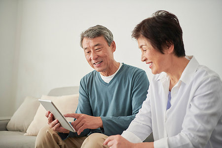 Japanese senior couple on the sofa Photographie de stock - Premium Libres de Droits, Code: 622-09181437