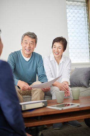 simsearch:622-09181400,k - Japanese senior couple talking with consultant Foto de stock - Royalty Free Premium, Número: 622-09181446