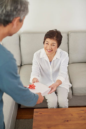 simsearch:622-09181420,k - Japanese senior couple exchanging gifts Stock Photo - Premium Royalty-Free, Code: 622-09181457