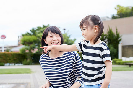 simsearch:622-09194885,k - Japanese mother and daughter at a city park Stock Photo - Premium Royalty-Free, Code: 622-09194834