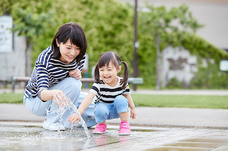 Japanese mother and daughter at a city park Stock Photo - Premium Royalty-Free, Code: 622-09194837