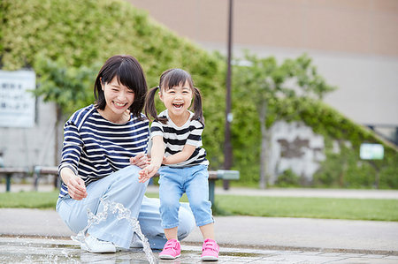 Japanese mother and daughter at a city park Stock Photo - Premium Royalty-Free, Code: 622-09194838