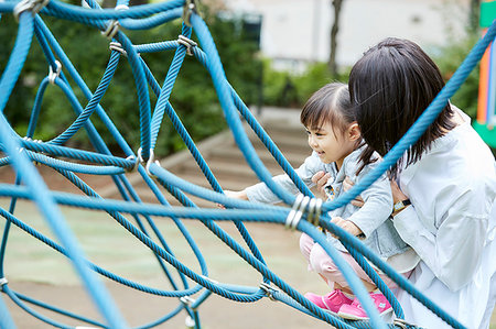 simsearch:622-09194885,k - Japanese mother and daughter at a city park Stock Photo - Premium Royalty-Free, Code: 622-09194849