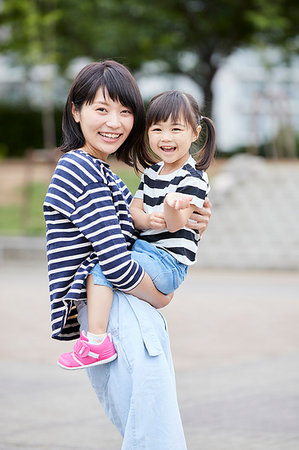 simsearch:622-09194885,k - Japanese mother and daughter at a city park Stock Photo - Premium Royalty-Free, Code: 622-09194843