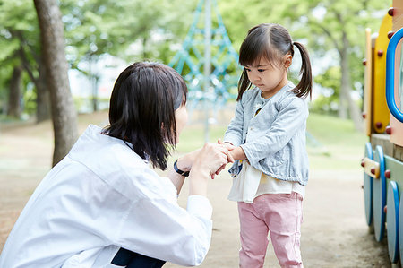 simsearch:622-09194885,k - Japanese mother and daughter at a city park Stock Photo - Premium Royalty-Free, Code: 622-09194850