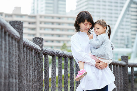 simsearch:622-09194885,k - Japanese mother and daughter at a city park Stock Photo - Premium Royalty-Free, Code: 622-09194852