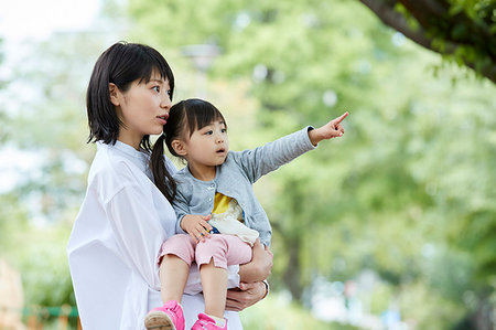 simsearch:622-09194885,k - Japanese mother and daughter at a city park Stock Photo - Premium Royalty-Free, Code: 622-09194884