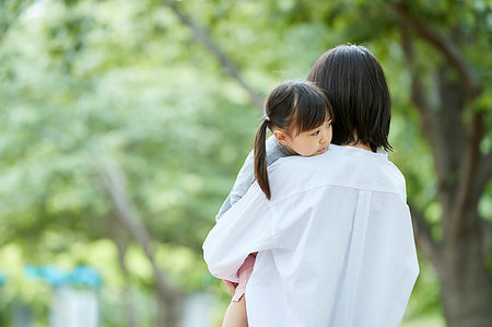 simsearch:622-09194885,k - Japanese mother and daughter at a city park Stock Photo - Premium Royalty-Free, Code: 622-09194887