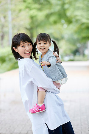 simsearch:622-09194885,k - Japanese mother and daughter at a city park Stock Photo - Premium Royalty-Free, Code: 622-09194880