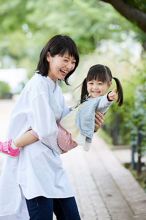 simsearch:622-09194885,k - Japanese mother and daughter at a city park Stock Photo - Premium Royalty-Free, Code: 622-09194881