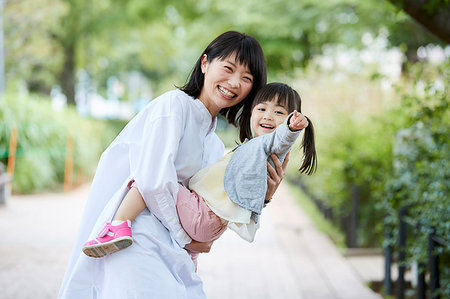 simsearch:622-09194885,k - Japanese mother and daughter at a city park Stock Photo - Premium Royalty-Free, Code: 622-09194883