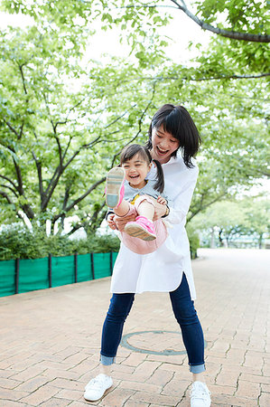 simsearch:622-09194885,k - Japanese mother and daughter at a city park Stock Photo - Premium Royalty-Free, Code: 622-09194893