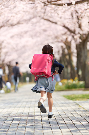 Japanese elementary schoolgirl and cherry blossoms Photographie de stock - Premium Libres de Droits, Code: 622-09195528