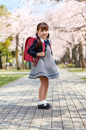 simsearch:622-07810803,k - Japanese elementary schoolgirl and cherry blossoms Stock Photo - Premium Royalty-Free, Code: 622-09195534