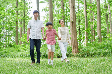 simsearch:622-09235708,k - Japanese family in a city park Fotografie stock - Premium Royalty-Free, Codice: 622-09235694